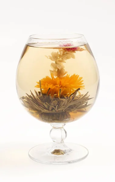 Склянка Квітучим Квітково Зеленим Чаєм Білому Тлі — стокове фото