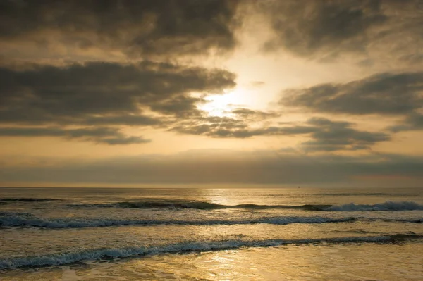 Paesaggio Nuvoloso Drammatico Una Spiaggia Tempo Tempestoso — Foto Stock