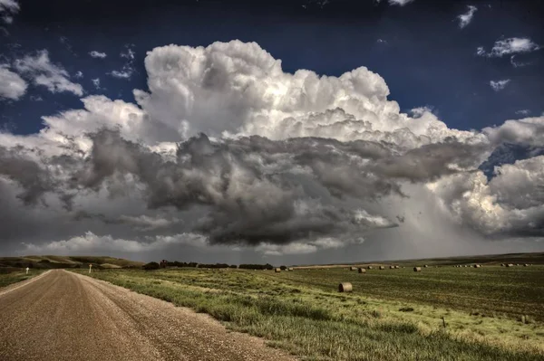 Molnen Saskatchewan Böljande Moln Och Grusväg — Stockfoto