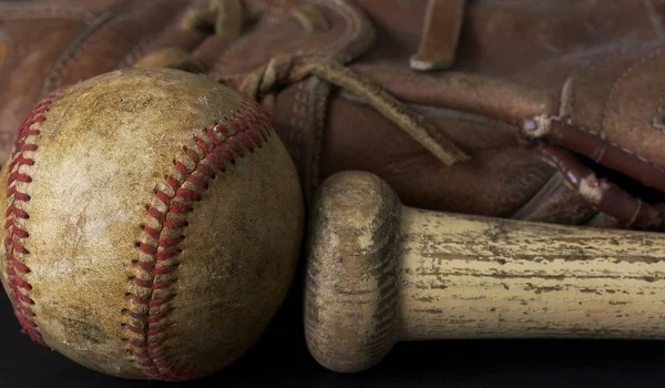 Uma Imagem Macro Uma Bola Beisebol Luva Morcego — Fotografia de Stock