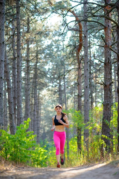 Mujer Joven Corriendo Por Sendero Hermoso Bosque Pinos Silvestres Concepto — Foto de Stock