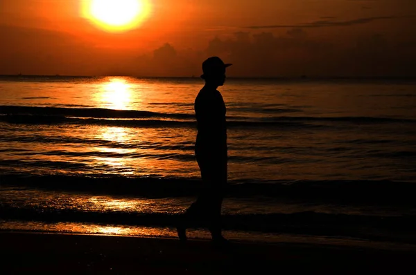 Σιλουέτα Γυναίκα Που Περπατά Στην Παραλία — Φωτογραφία Αρχείου