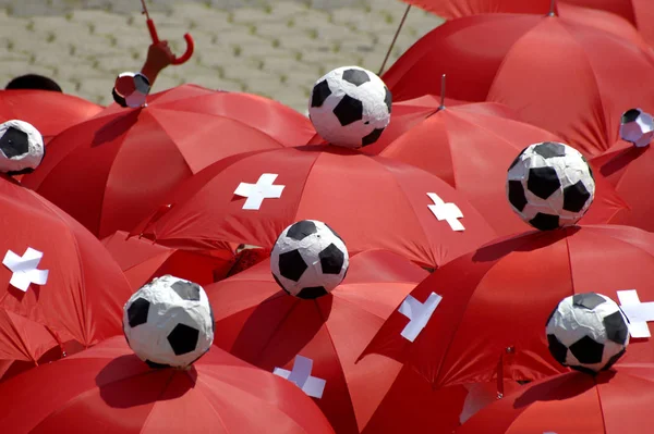 Czerwone Parasole Grupy Szwajcarskich Kibiców Piłki Nożnej Podczas Mistrzostw Świata — Zdjęcie stockowe