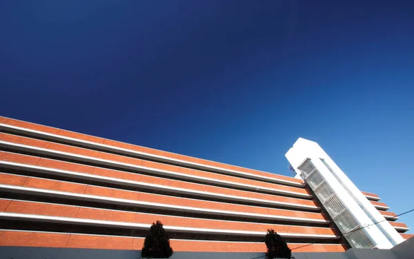 Norwich Composición Gráfica Aparcamiento Con Cielo Azul Profundo Escalera Blanca — Foto de Stock