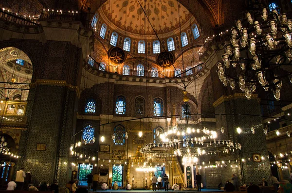 Musulmanes Realizando Oración Hermosa Mezquita Yeni Camii Estambul Turquía — Foto de Stock