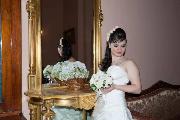 Bela Noiva Perto Espelho Palácio Casamento — Fotografia de Stock