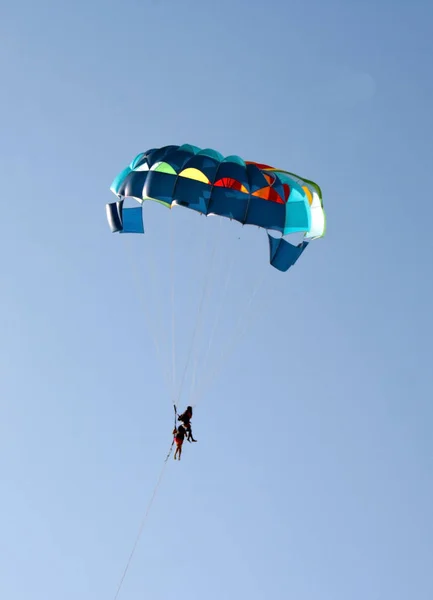 Paragliders Zeilen Blauwe Hemel Met Kleurrijke Parachute Goa India — Stockfoto