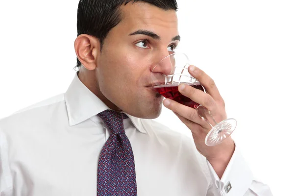 Ένας Άντρας Που Πίνει Δοκιμάζει Κρασί Από Ένα Ποτήρι Γεμάτο — Φωτογραφία Αρχείου