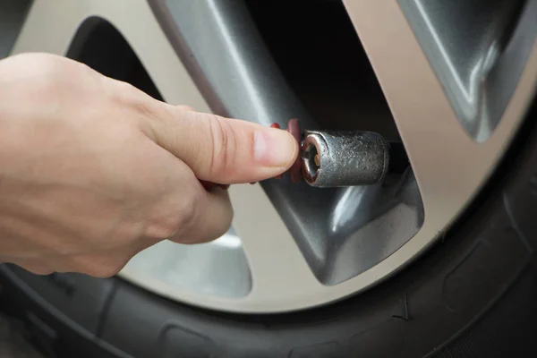 Ręcznie Wypełnić Powietrza Opon Samochodowych — Zdjęcie stockowe
