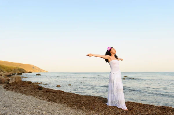 Die Frau Weißer Kleidung Ufer Des Meeres Mit Offenen Händen — Stockfoto
