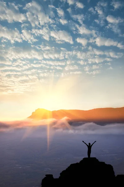 Człowiek Stojący Szczycie Góry Otwartymi Ramionami Tle Piękny Wschód Słońca — Zdjęcie stockowe