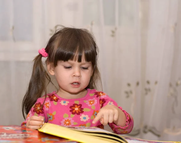 Niño Leyendo Libro Muchacha Tres Años Las Condiciones Casa — Foto de Stock