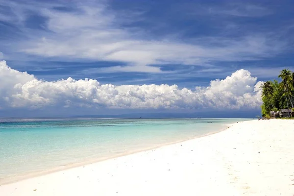 一个偏远的马来西亚热带岛屿 拥有深蓝色的天空 清澈的海水 棚屋和椰子树 — 图库照片