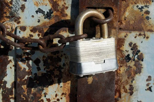 Σιδερένια Κλειδαριά Και Αλυσίδα Μια Παλιά Σκουριασμένη Πόρτα — Φωτογραφία Αρχείου