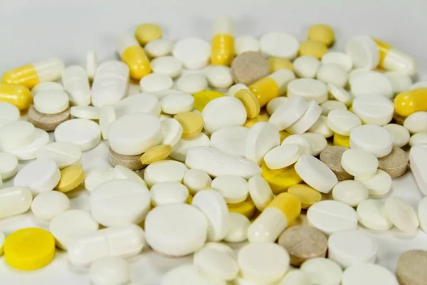Λευκά Και Κίτρινα Χάπια Στο Σωρό Κοντινό Πλάνο — Φωτογραφία Αρχείου