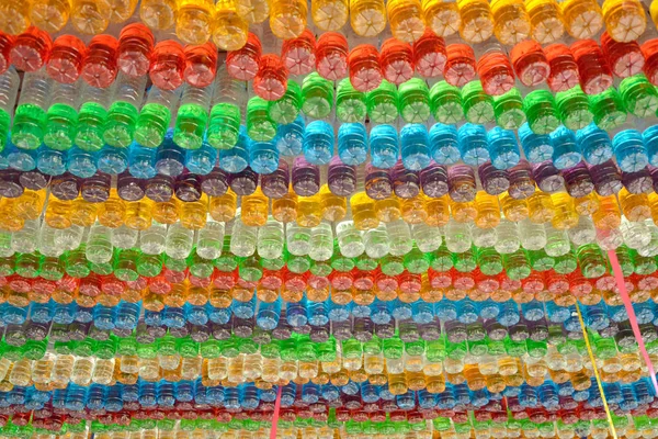 Kullanılan Plastik Renkli Şişeler Dekore — Stok fotoğraf