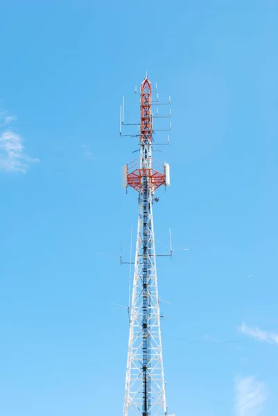 Foto Una Torre Comunicación Contra Fondo Azul Del Cielo — Foto de Stock