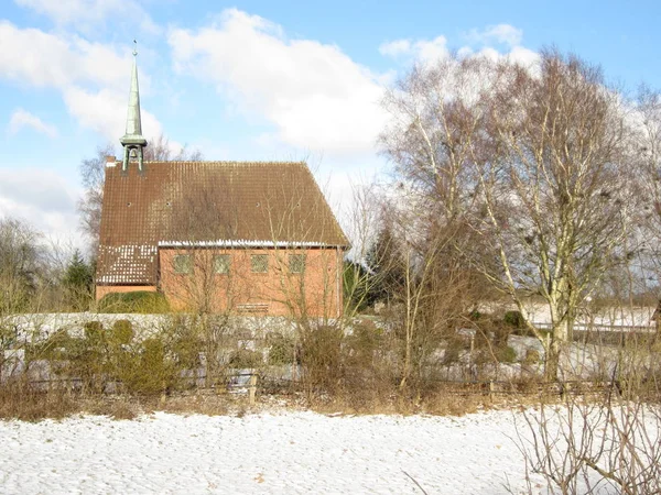 Mezarlık Yakınındaki Osterby Eckernfrde Schleswig Holstein Ile Bir Chruch — Stok fotoğraf