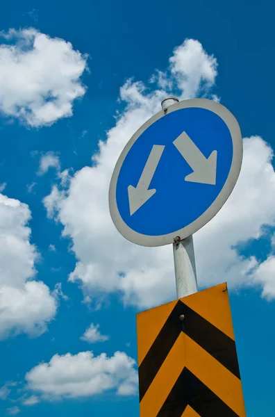 Mavi Gökyüzüne Karşı Trafik Işaretleri — Stok fotoğraf