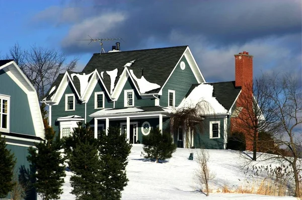 Uitzicht Groenachtig Huisje Bedekt Met Sneeuw — Stockfoto