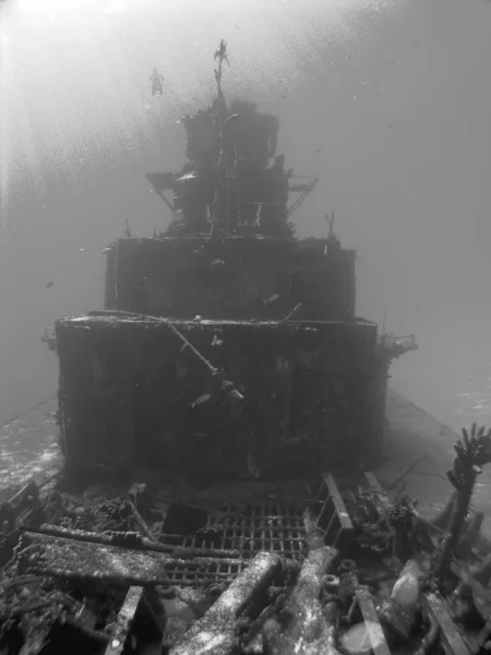 Scuba Diver Descend Sur Navire Coulé Noir Blanc — Photo