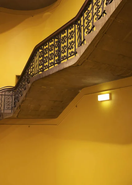 Interior Escalera Antigua Pared Amarilla — Foto de Stock