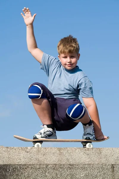 Niño Con Monopatín Cielo Azul — Foto de Stock