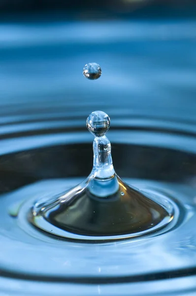 Saltando Gotas Água Fundo Azul — Fotografia de Stock