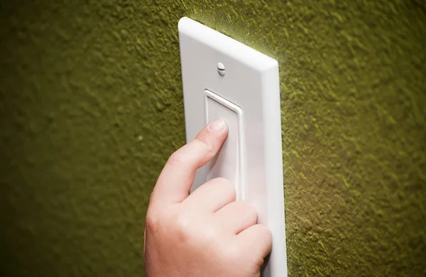 Liten Flicka Att Slå Inredningen Lightswitch — Stockfoto