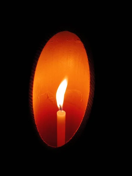 Eine Kerze Einem Kerzenständer Aus Bambus Der Nacht — Stockfoto