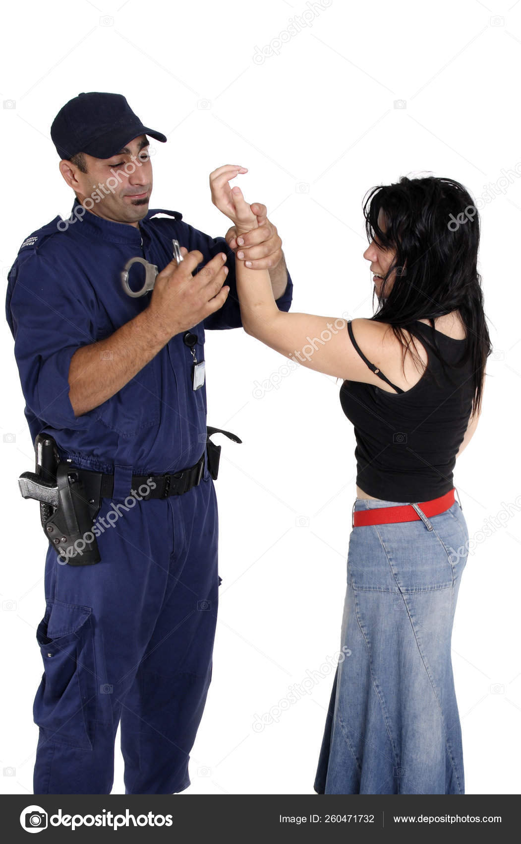 Охранники надели наручники