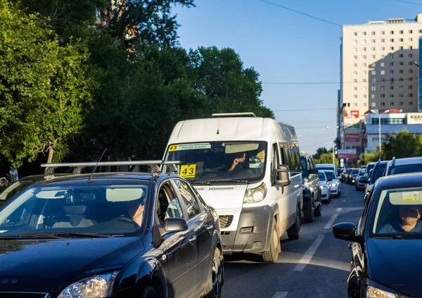 Atascos Tráfico Ciudad Rusia Sibiria Ciudad — Foto de Stock