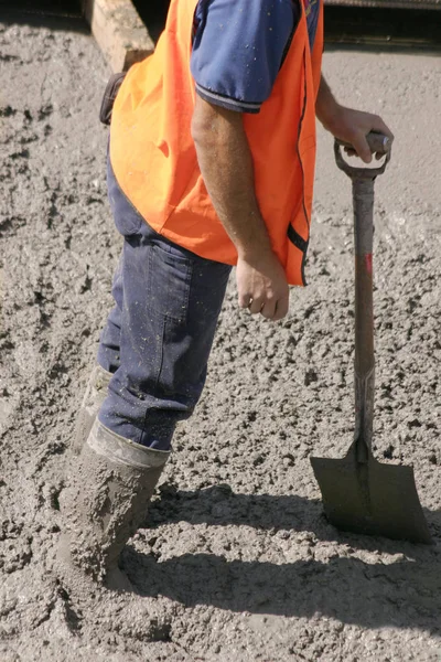 Este Trabajador Construcción Encuentra Cemento Húmedo Con Botas Altas Rodilla —  Fotos de Stock