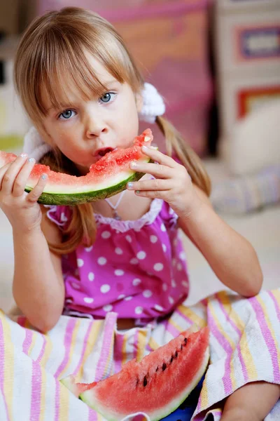 面白い子食べるスイカ クローズ アップ — ストック写真