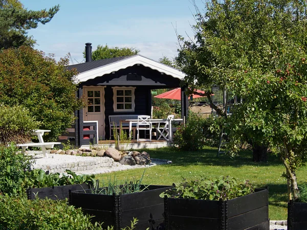 Holz Bungalow Hütte Schwarz Gestrichen Einem Schönen Garten — Stockfoto