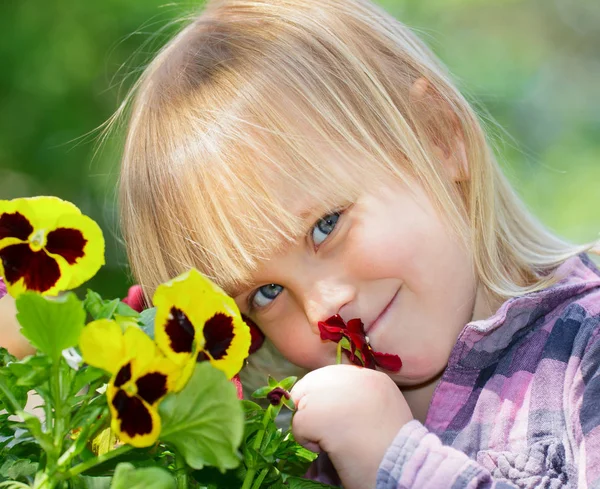 Petite Fille Sentant Les Fleurs Dans Jardin — Photo