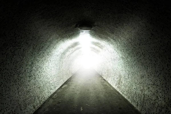 タイル張りの壁で トンネルの終わりに光 — ストック写真