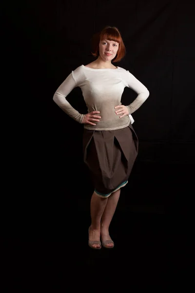 Una Mujer Joven Adulta Con Suéter Falda Posando —  Fotos de Stock
