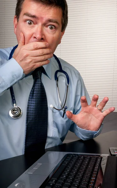 Médico Mesa Cirurgia Responde Com Choque Nas Observações Paciente Pouco — Fotografia de Stock