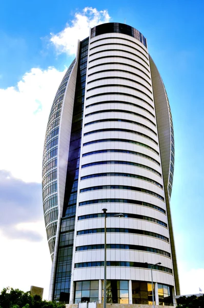 Edificio Oficinas Gran Altura Moderno Vidrio Hormigón Forma Vela Contra — Foto de Stock