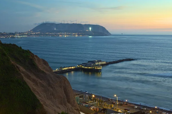 Die Küste Von Lima Peru Der Dämmerung Mit Dem Restaurant — Stockfoto