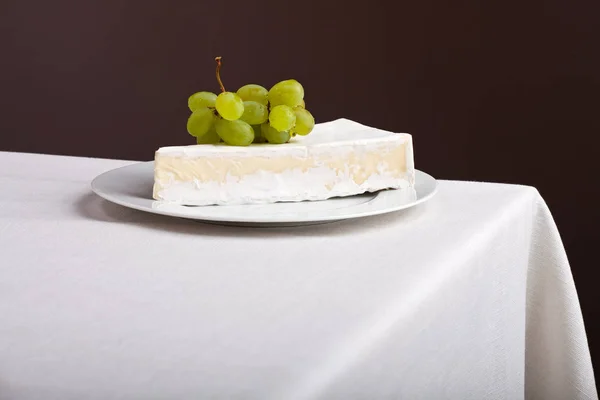Queso Camembert Con Uvas Sobre Mantel Lino — Foto de Stock