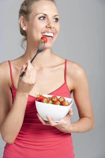 Hermosa Joven Comiendo Bayas Frescas Verano — Foto de Stock