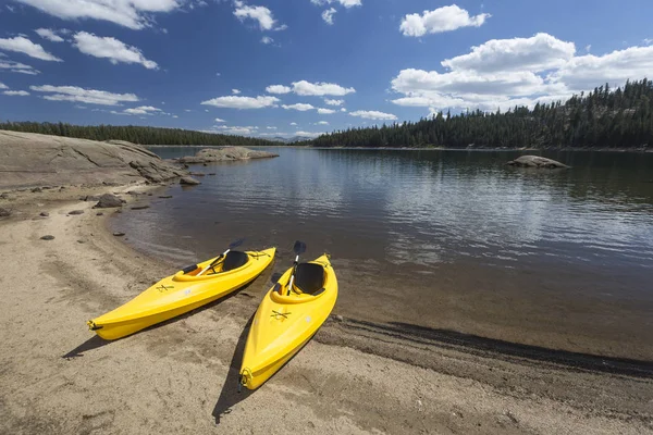 Paar Gelbe Kajaks Einem Schönen Ufer Des Bergsees — Stockfoto