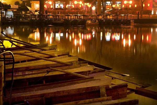 Barcos Madera Lago Houhai Con Luces Bares Restaurantes Fondo Beijing — Foto de Stock