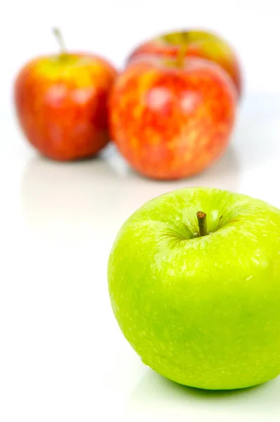 红色和绿色苹果与白色背景隔离 — 图库照片