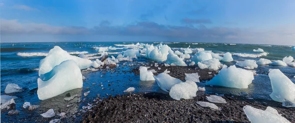 Nádherná Pláž Jihu Islandu Černým Lávovým Pískem Plné Ledovců Ledovce — Stock fotografie