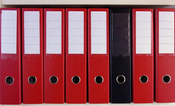 Una Fila Archivos Arco Palanca Roja Estante Con Uno Negro —  Fotos de Stock