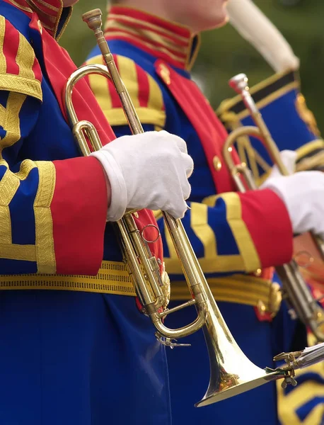 Persona Traje Historicak Militar Sostiene Una Trompeta — Foto de Stock