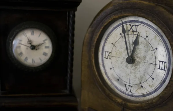 Concepto Tiempo Pasado Con Relojes Antiguos —  Fotos de Stock